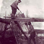 Men sawing timber 1923.jpg